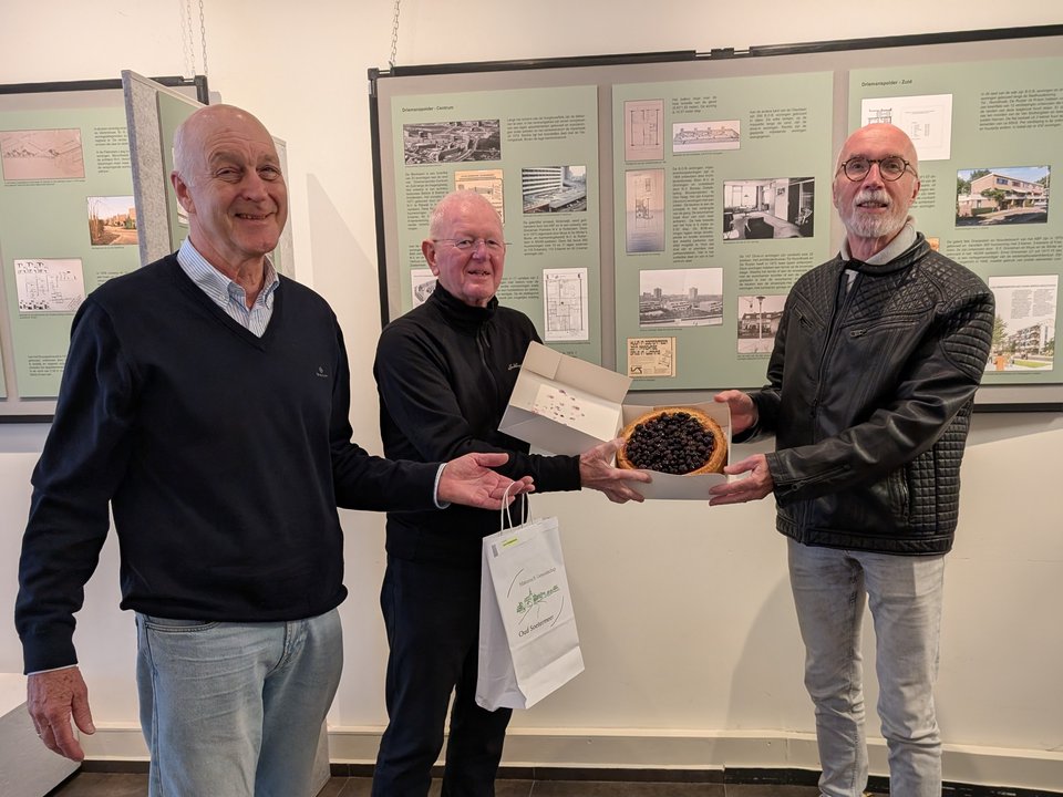 John Krabbenborg ontvangt de hoofdprijs uit handen van Siep Eilander